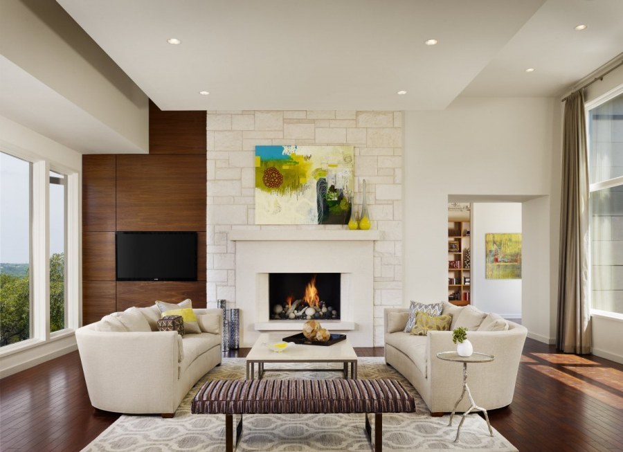 Стильная гостиная с камином