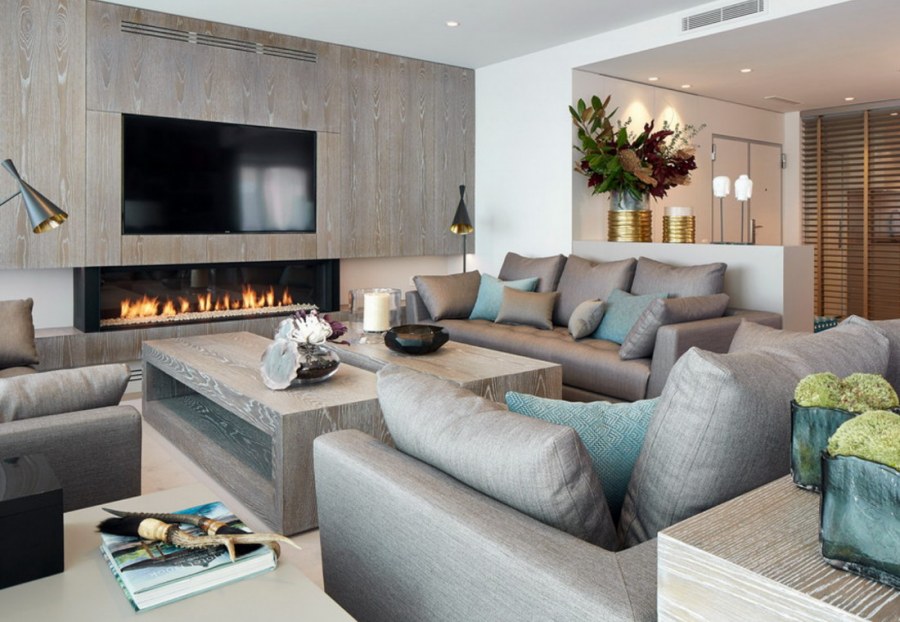 Серая гостиная с камином