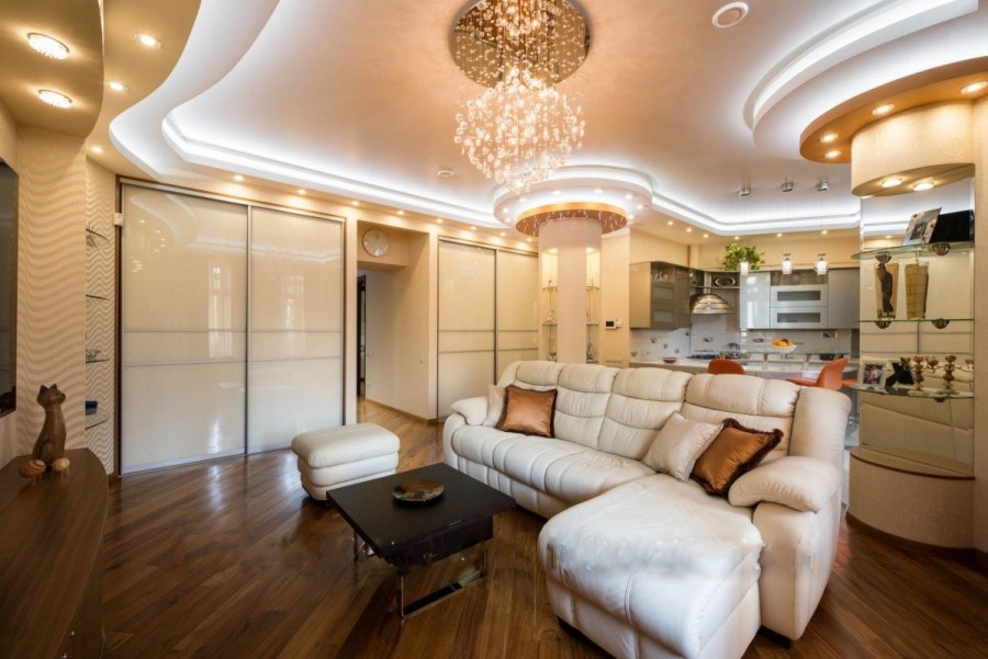 Красивый потолок в гостиной