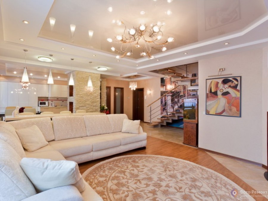 Красивый потолок в гостиной