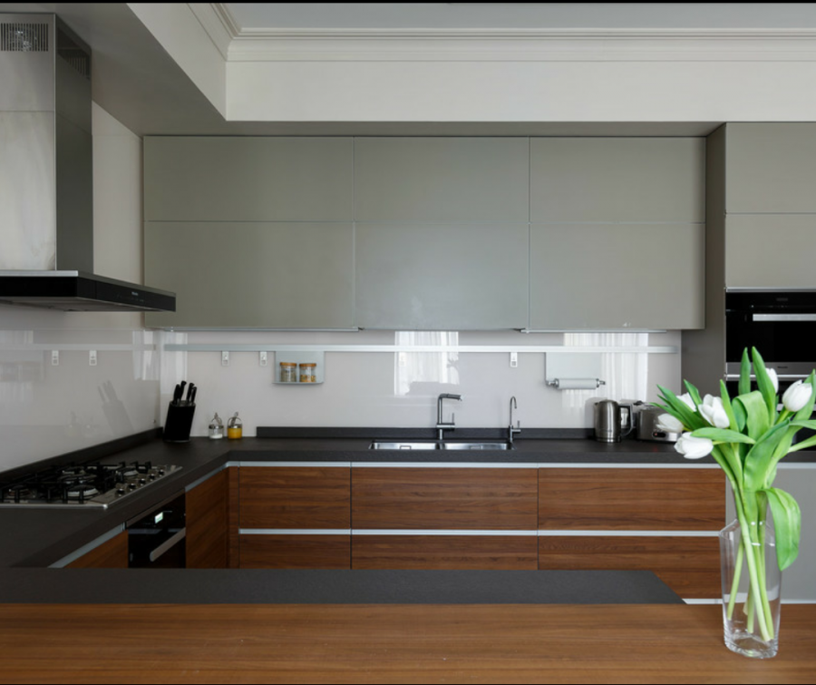 Кухни с темной столешницей и фартуком