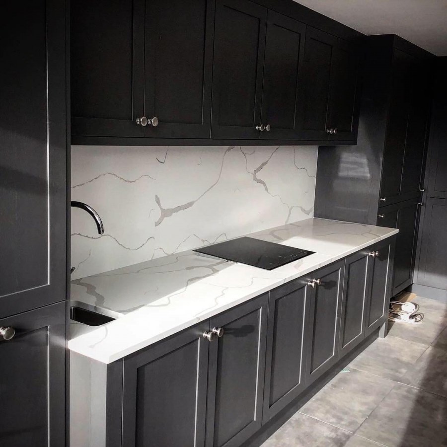 Белая кухня с черной столешницей