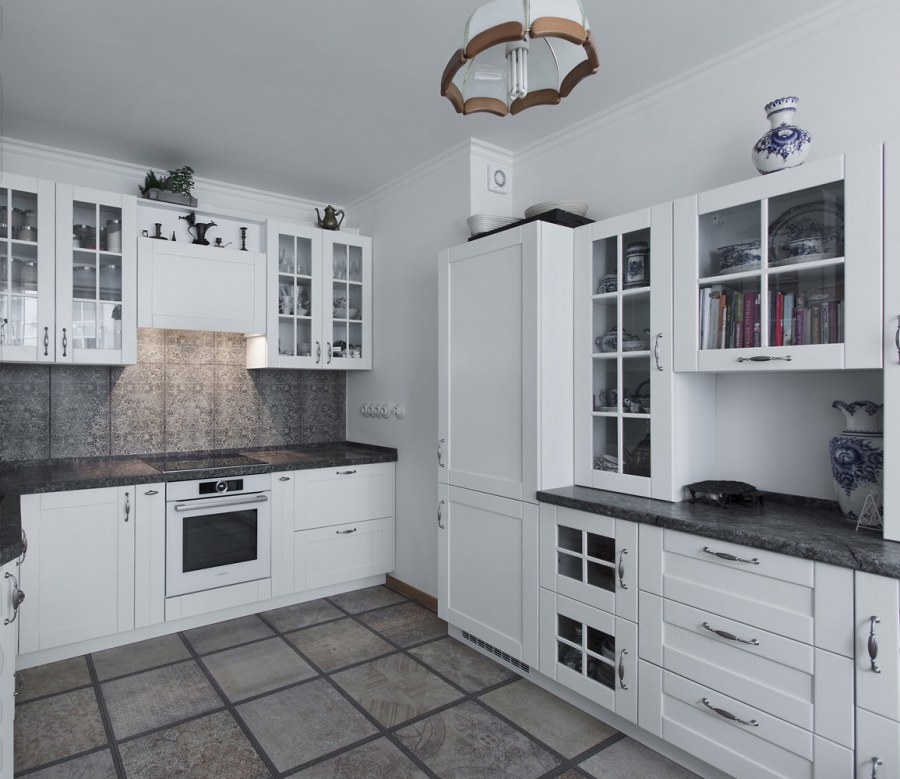 Белая кухня с серой столешницей и фартуком