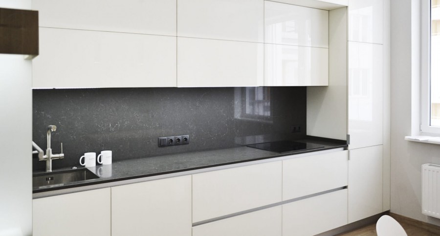 Белая кухня с серой столешницей