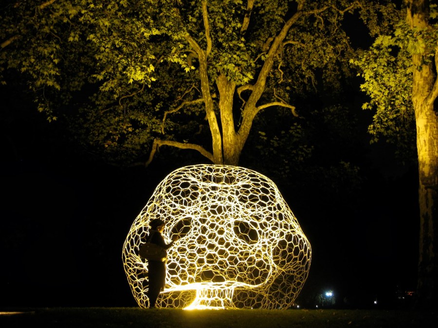 Необычные светящиеся арт объекты