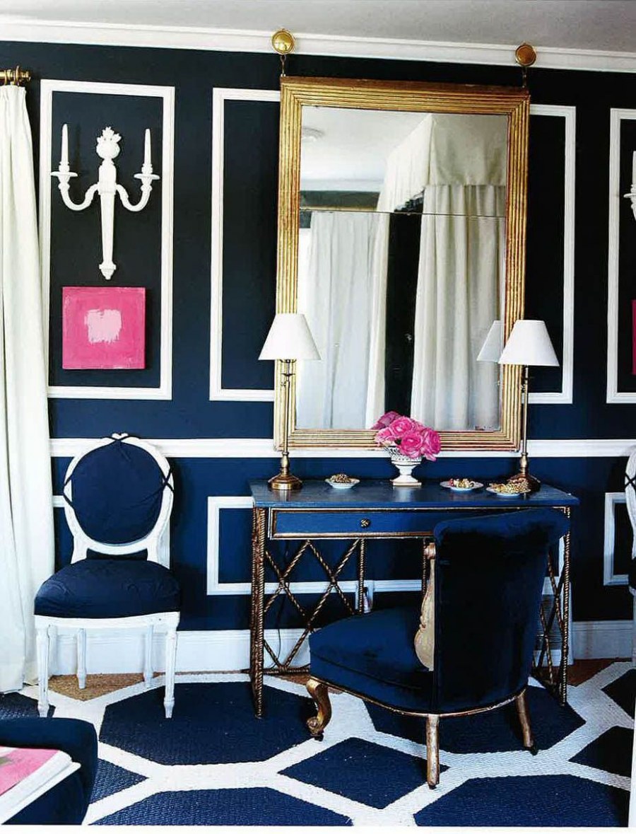 Синяя стена с молдингами