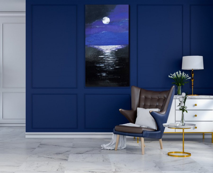 Синяя стена с белыми молдингами