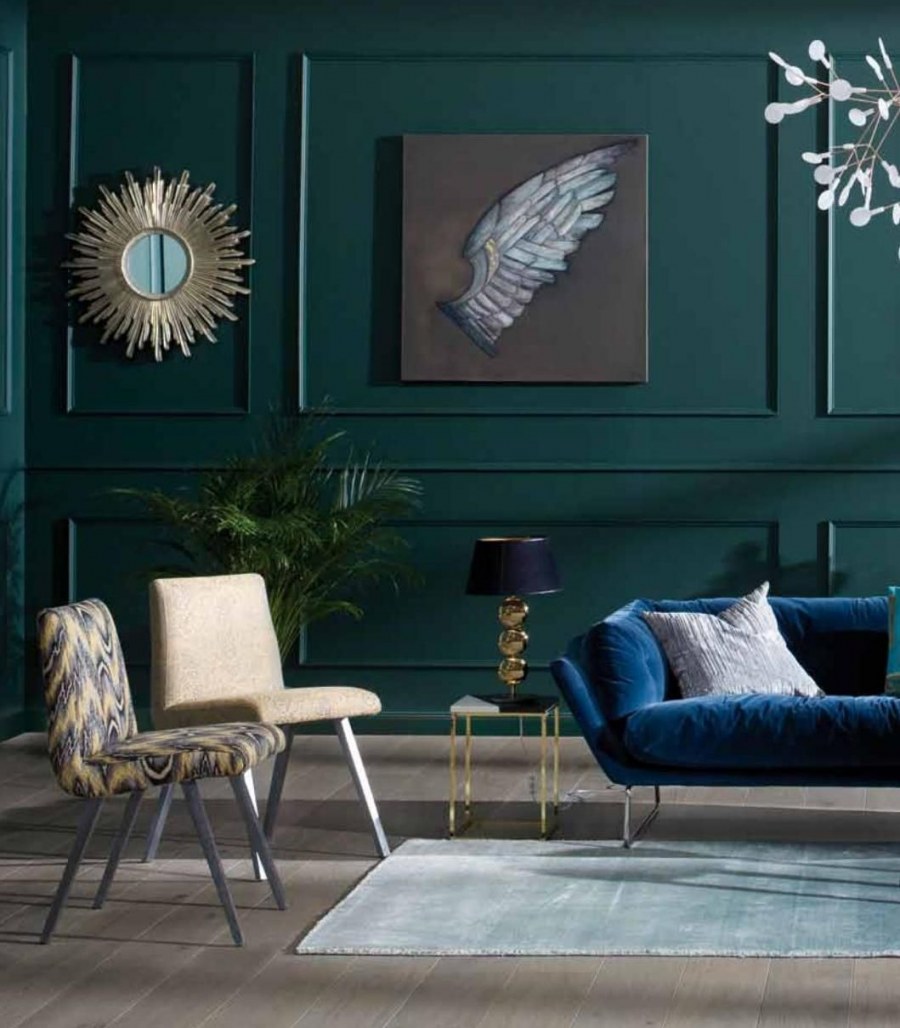 Голубая стена с молдингами