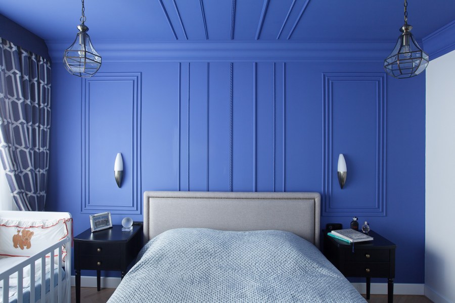 Вертикальный молдинг на стене