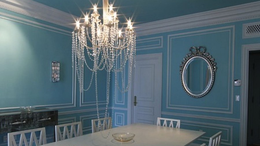 Бирюзовая стена с молдингами