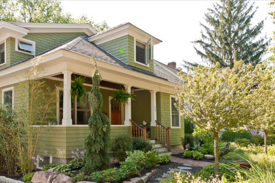 Деревянный дом с зеленой крышей