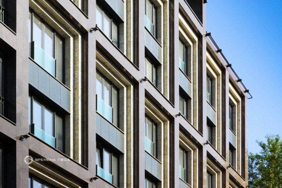 Оливковый фасад дома