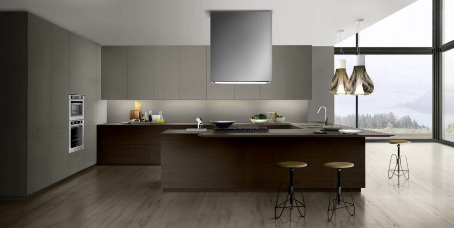 Кухня с белыми фасадами