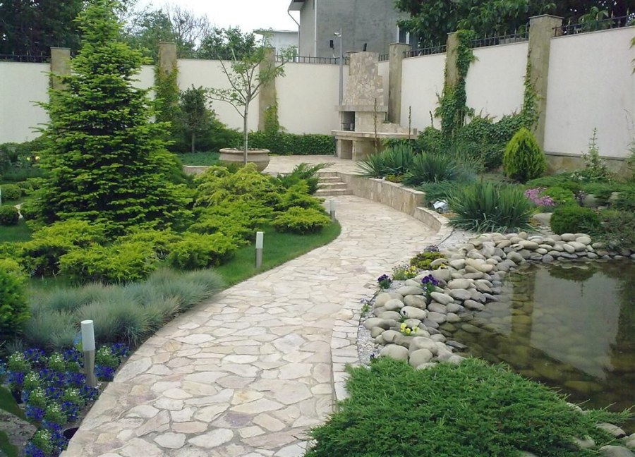 Пруд с мостиком на даче