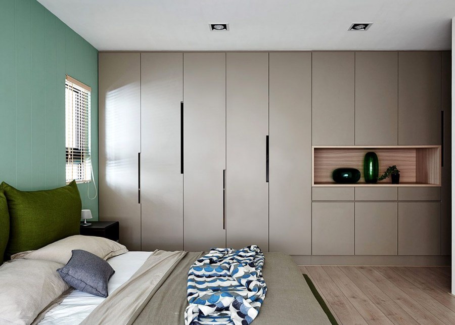 Шкаф до потолка в спальне