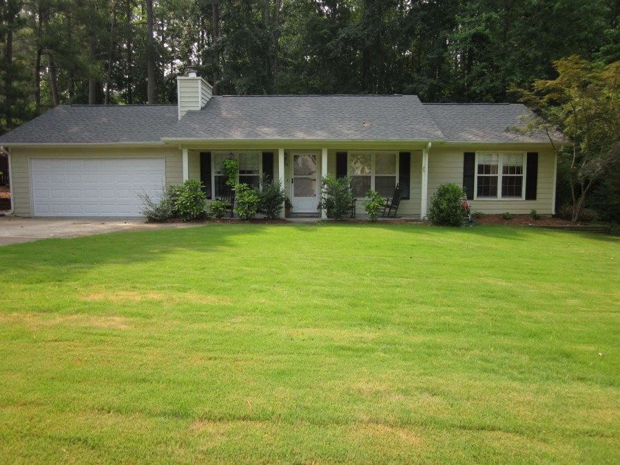 Одноэтажный дом ранчо с верандой