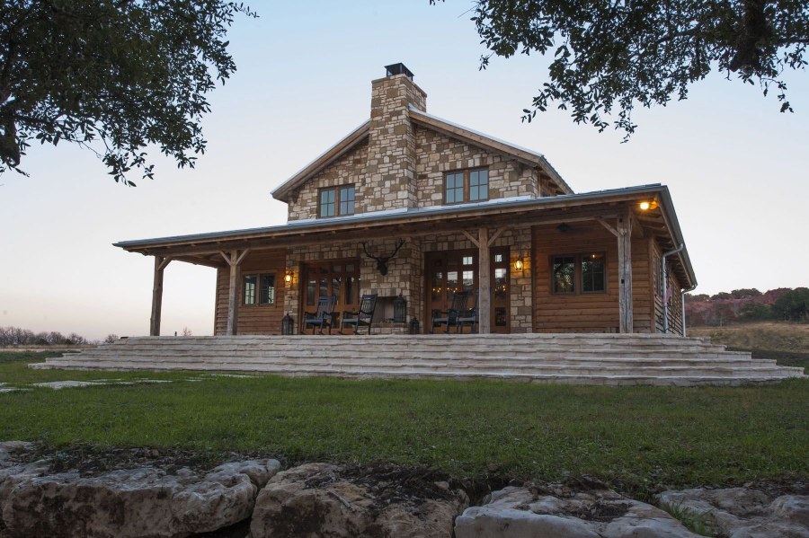 Веранда в частном доме в деревне