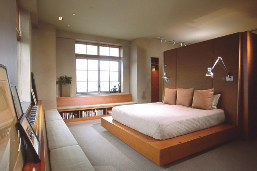 Спальня с кроватью в центре комнаты