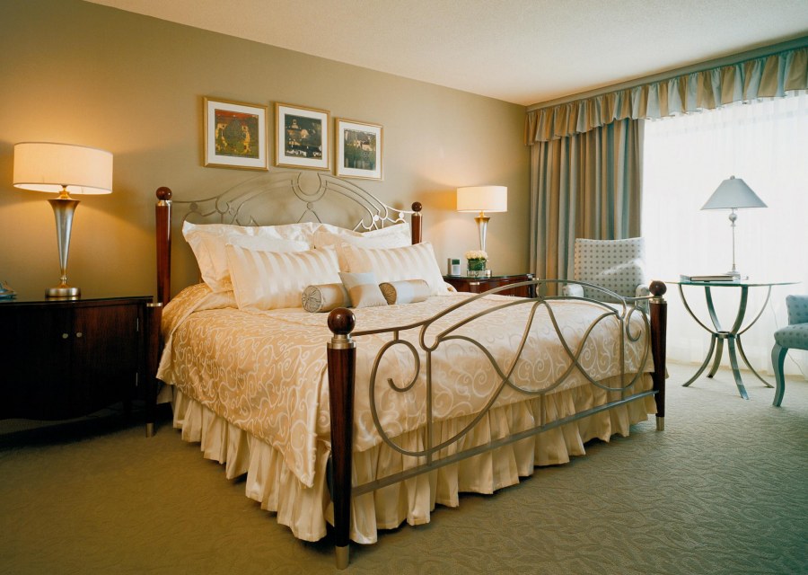 Расположение кровати в спальне интерьер