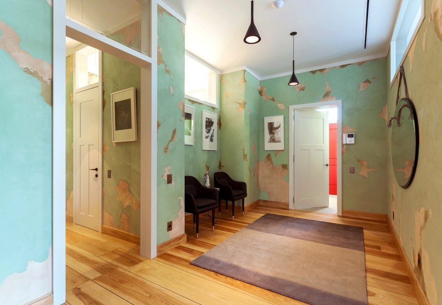 Бирюза с камнем в прихожей