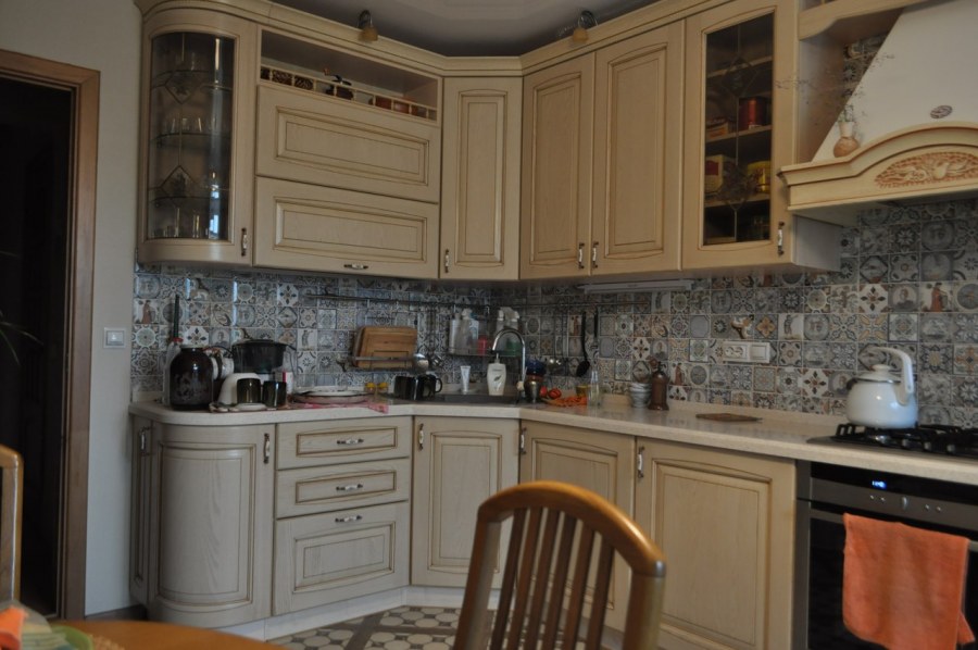 Кухня Нэнси угловая с окном