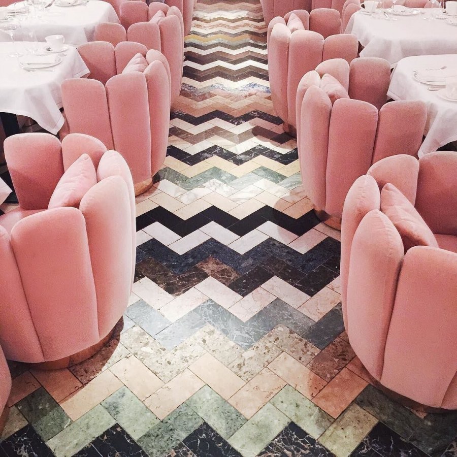 Розовый диван ресторан