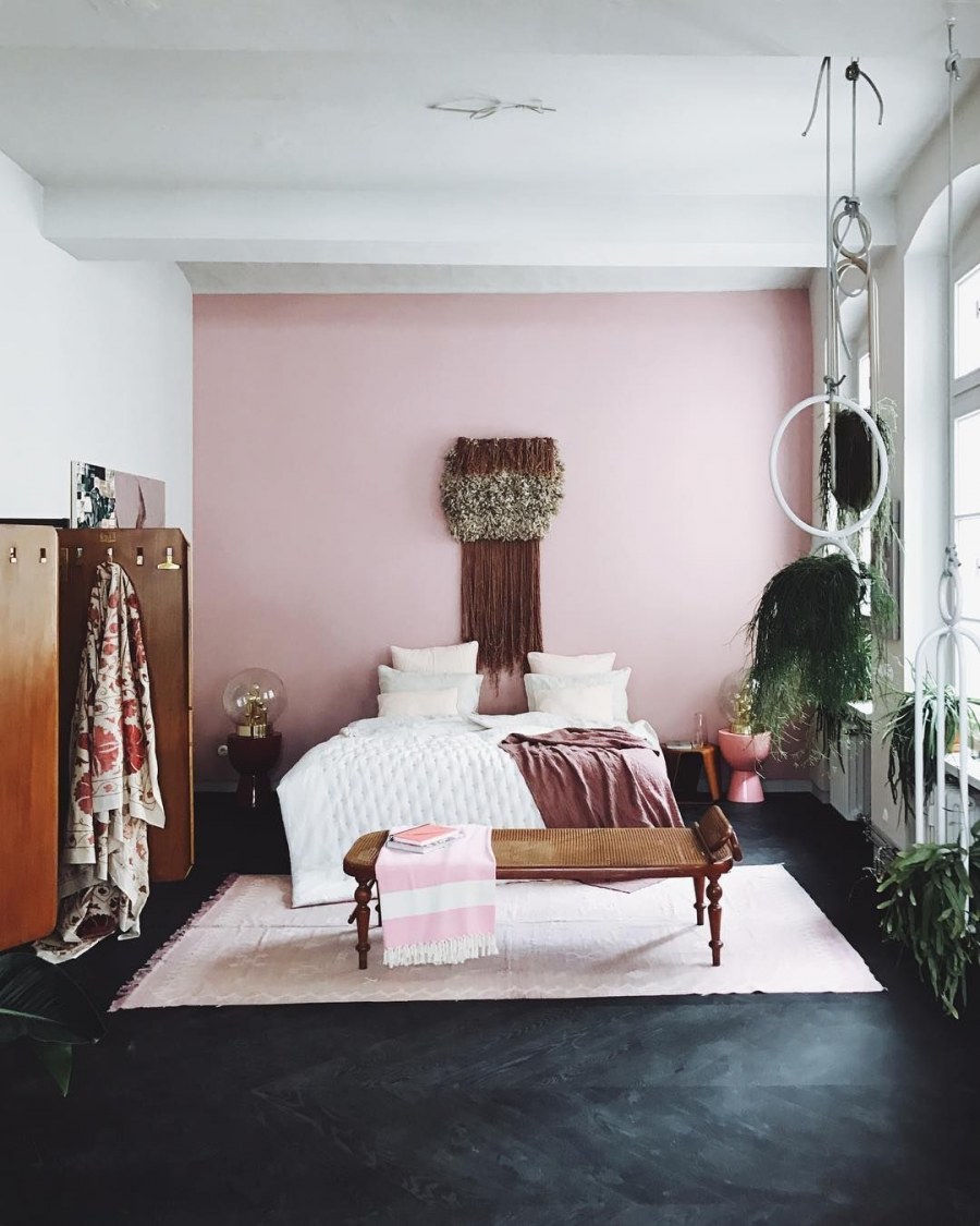 Розовые стены и коричневая мебель