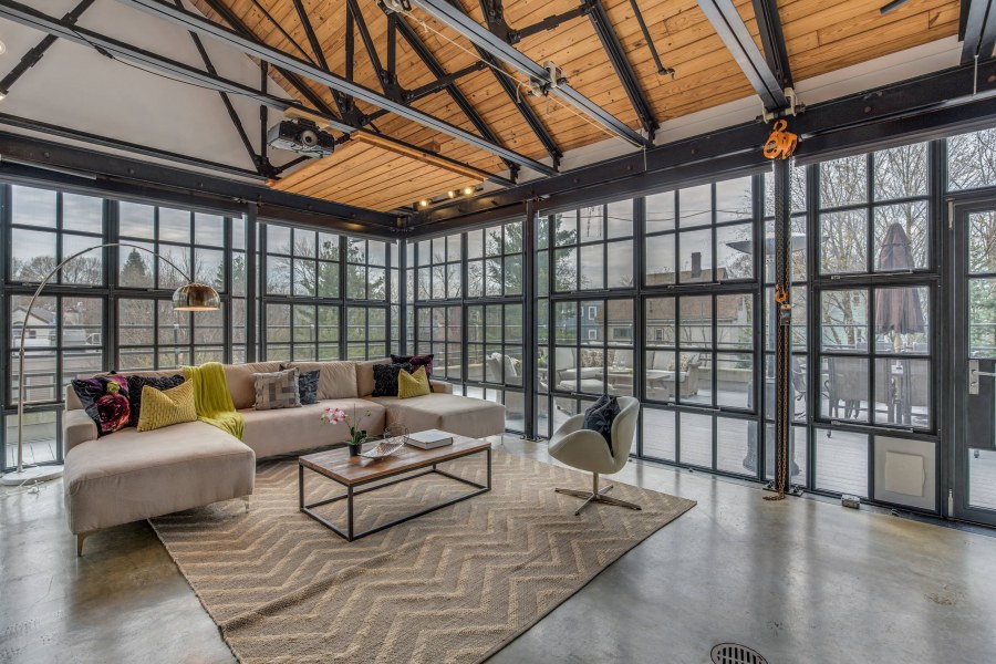 Веранда в стиле лофт остекленная