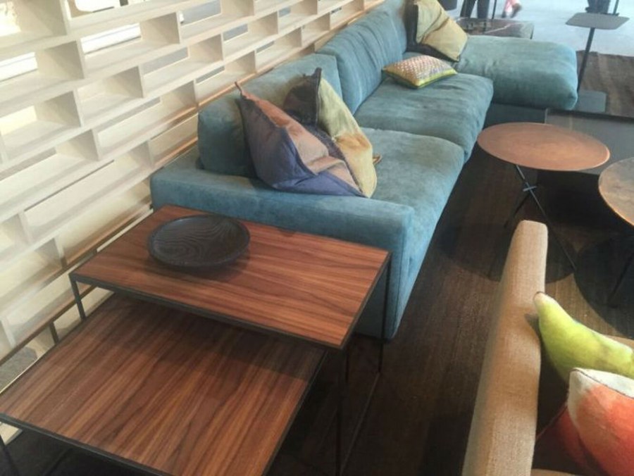 Темно-бирюзовый диван в интерьере