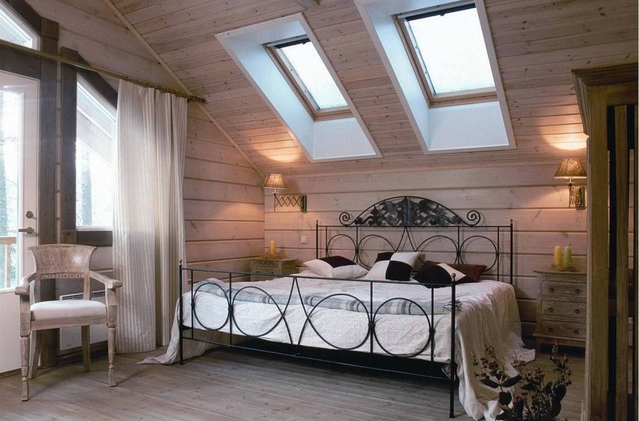 Интерьер спальни отделанной имитацией бруса