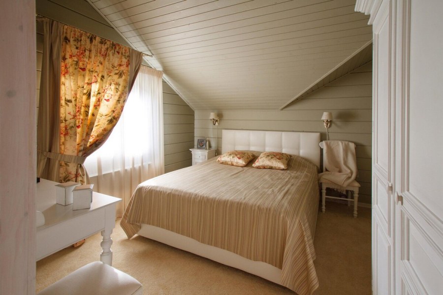 Интерьер спальни в деревянном доме