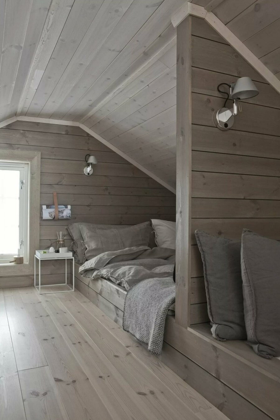 Освещение в спальне в деревянном доме