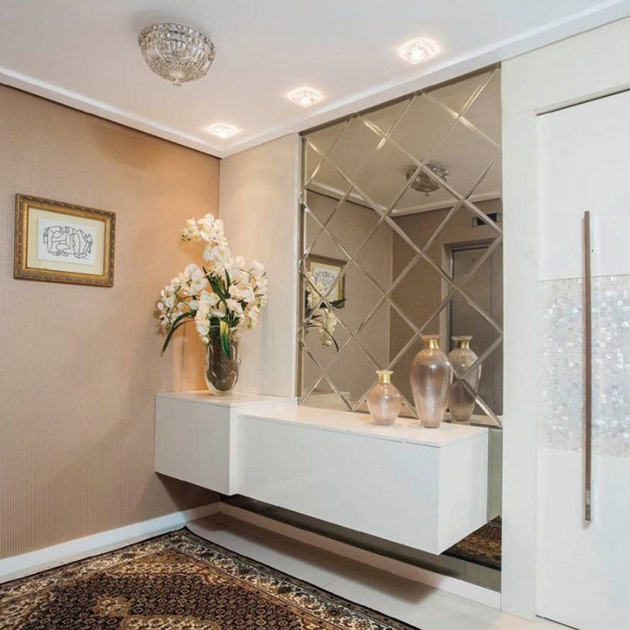 Стильные зеркала в прихожую