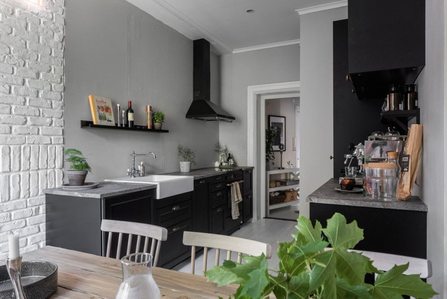 Кухня с гостинной в скандинавском стиле в сером цвете