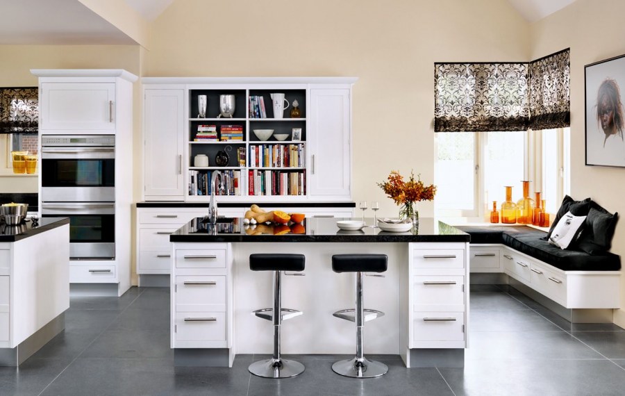 Современная кухня с окном