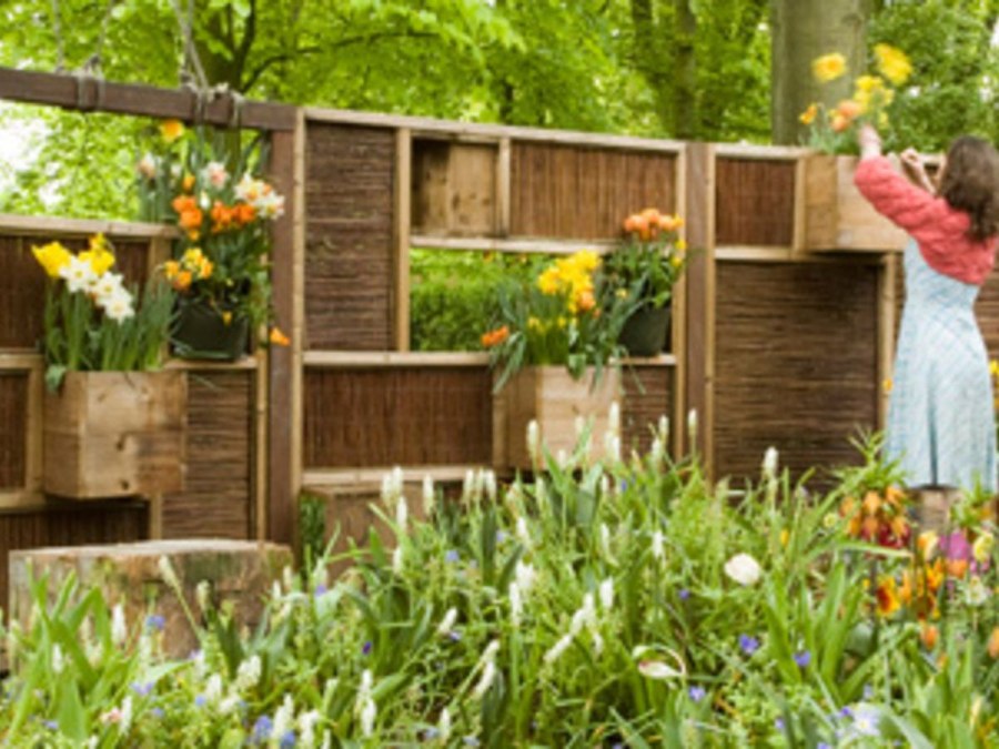 Креативный забор на даче