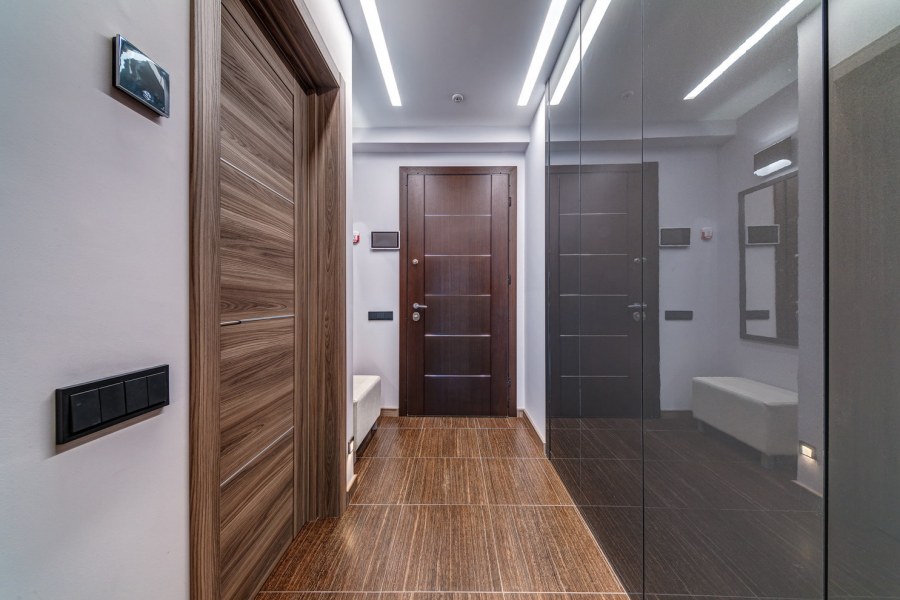 Интерьер узкой прихожей