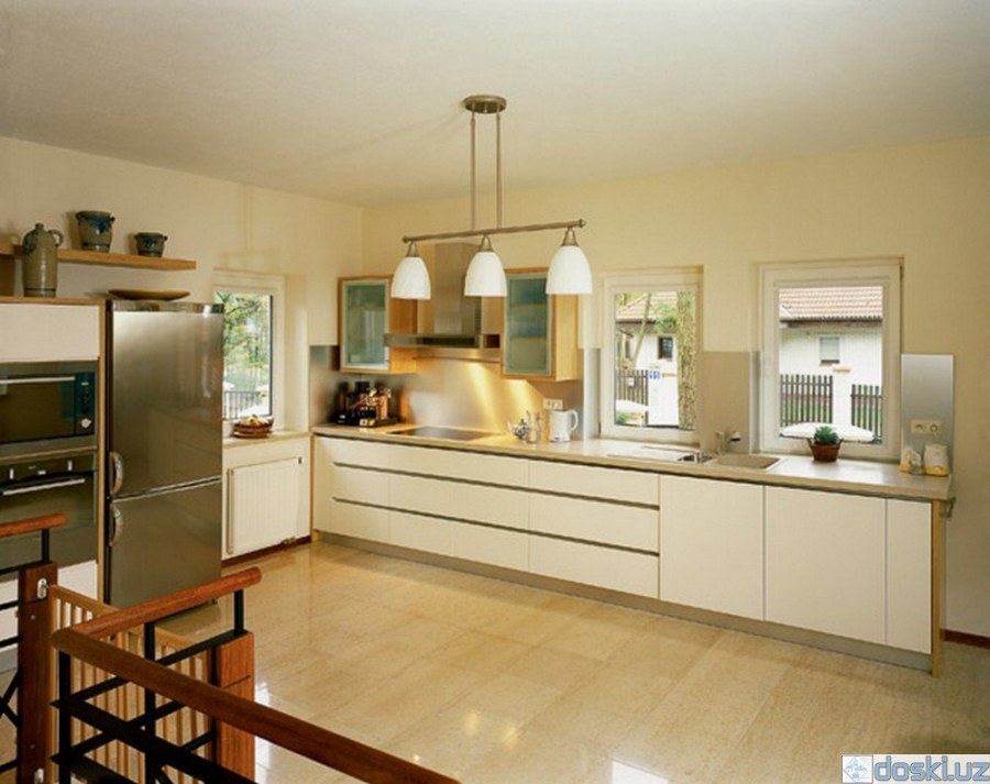 Бежевая кухня в частном доме