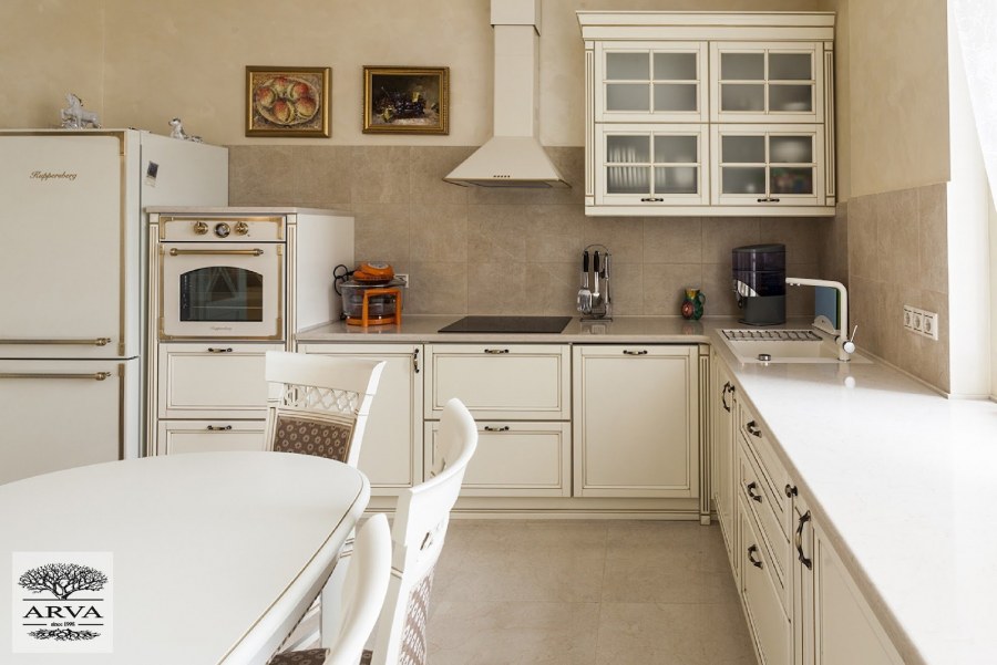 Белая кухня бежевые стены