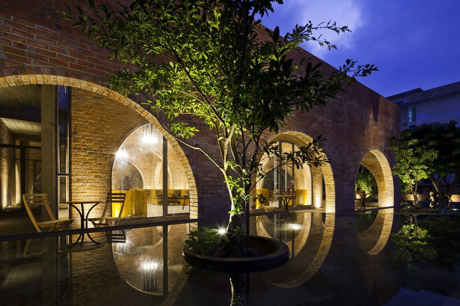 Динамичная композиция в интерьере