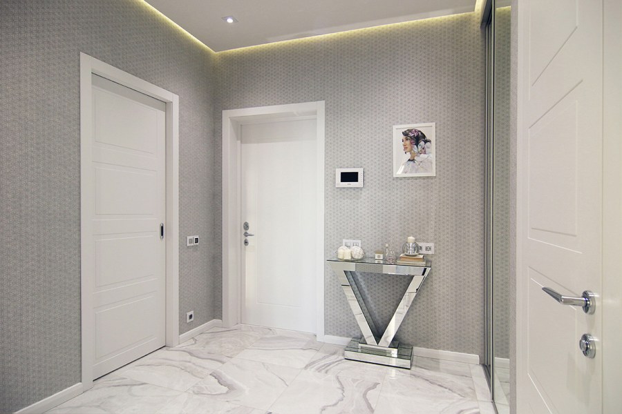 Серебристые обои в интерьере коридора