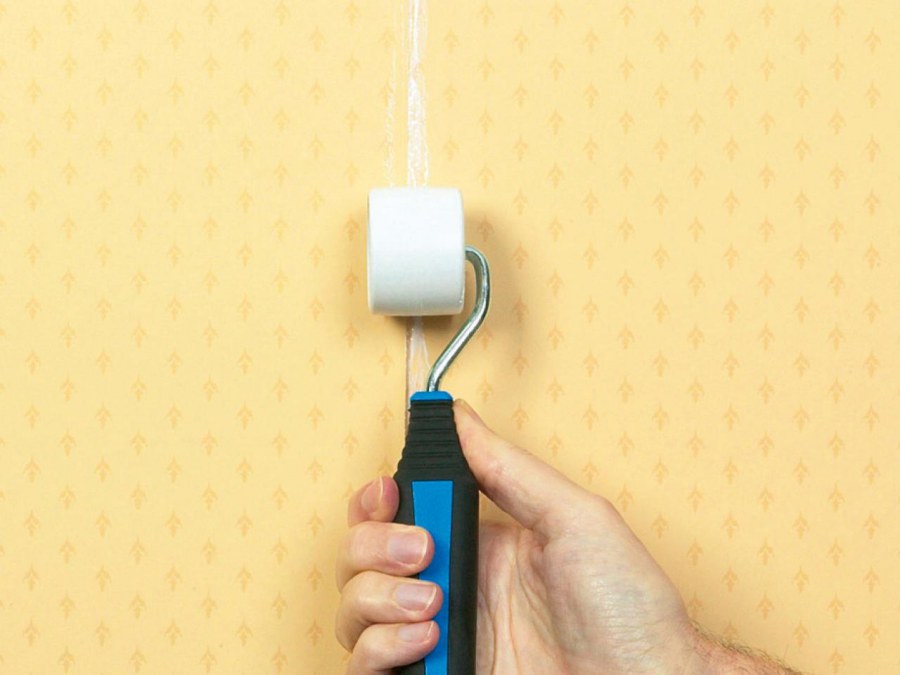 Приклеивание обоев