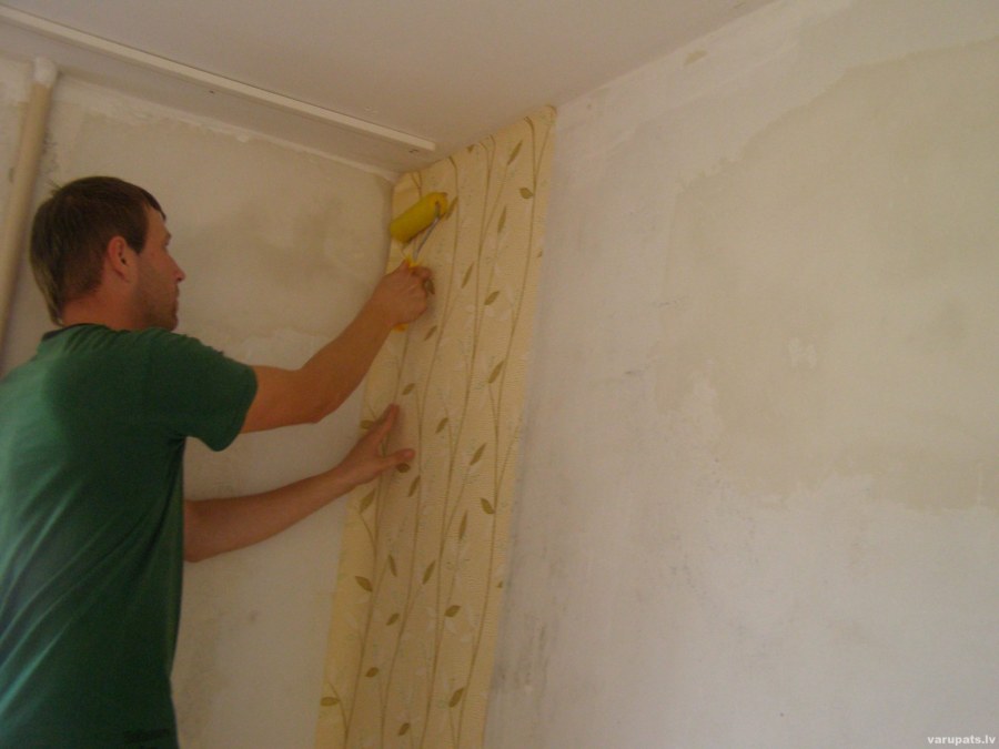 Приклеивание обоев