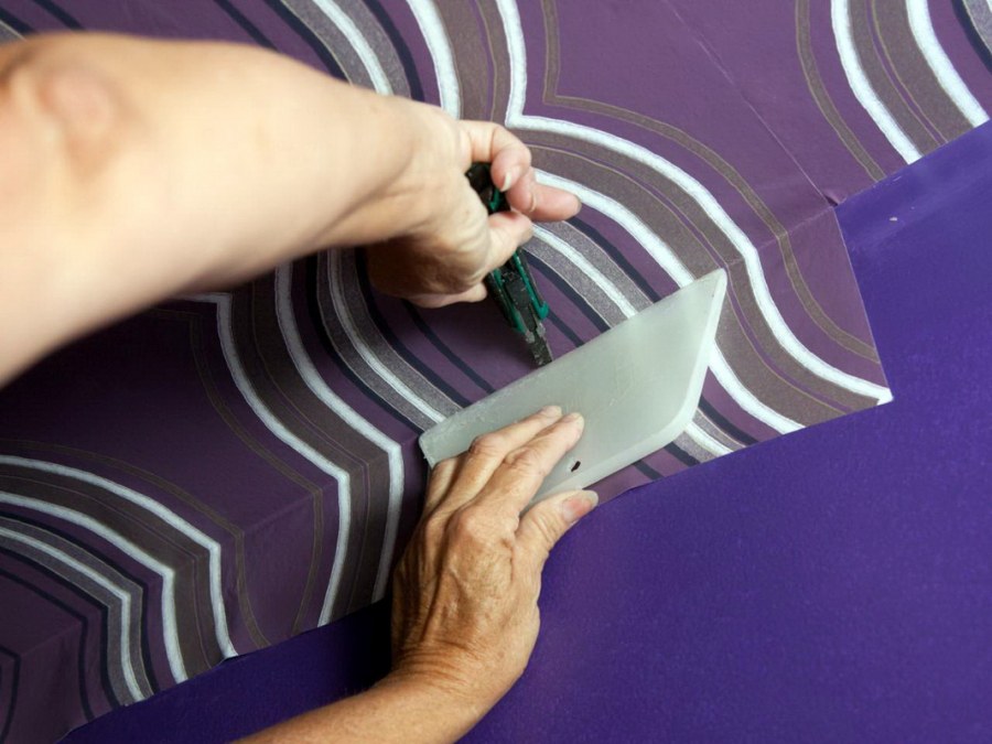 Приклеивание обоев