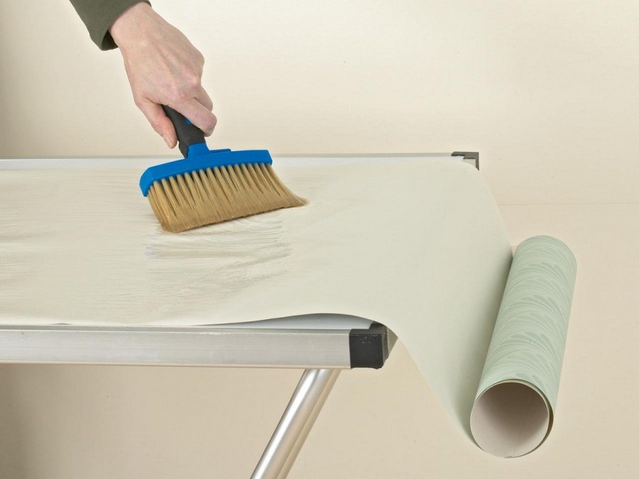 Нанесение клея на обои