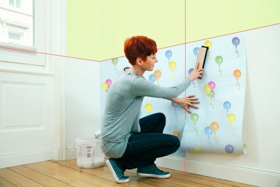 Приклеивание обоев