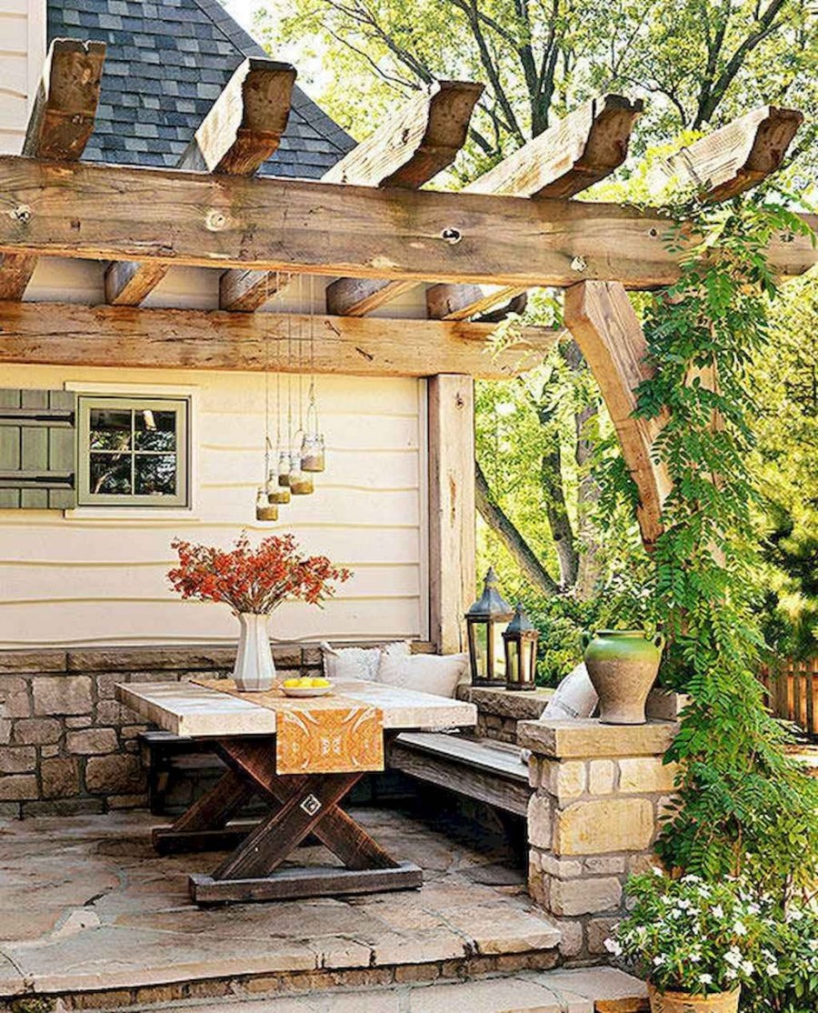 Пергола со скамейкой в скандинавском стиле