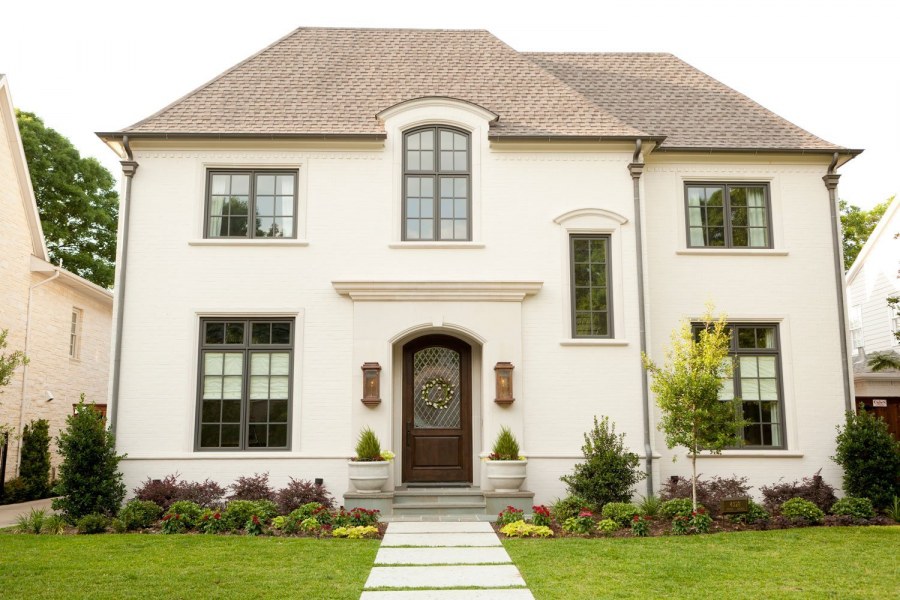 Белый оштукатуренный дом