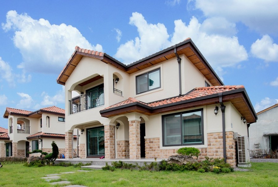 Коттеджи бежевого цвета