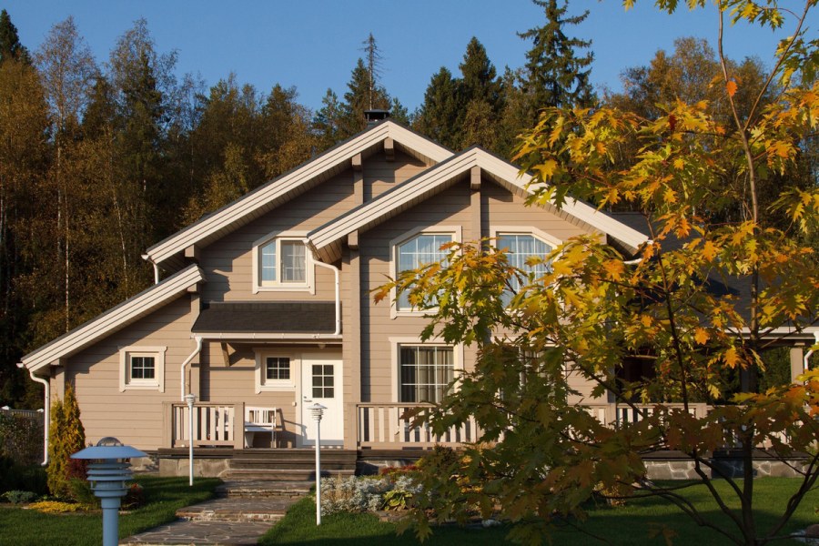 Бежевый деревянный дом